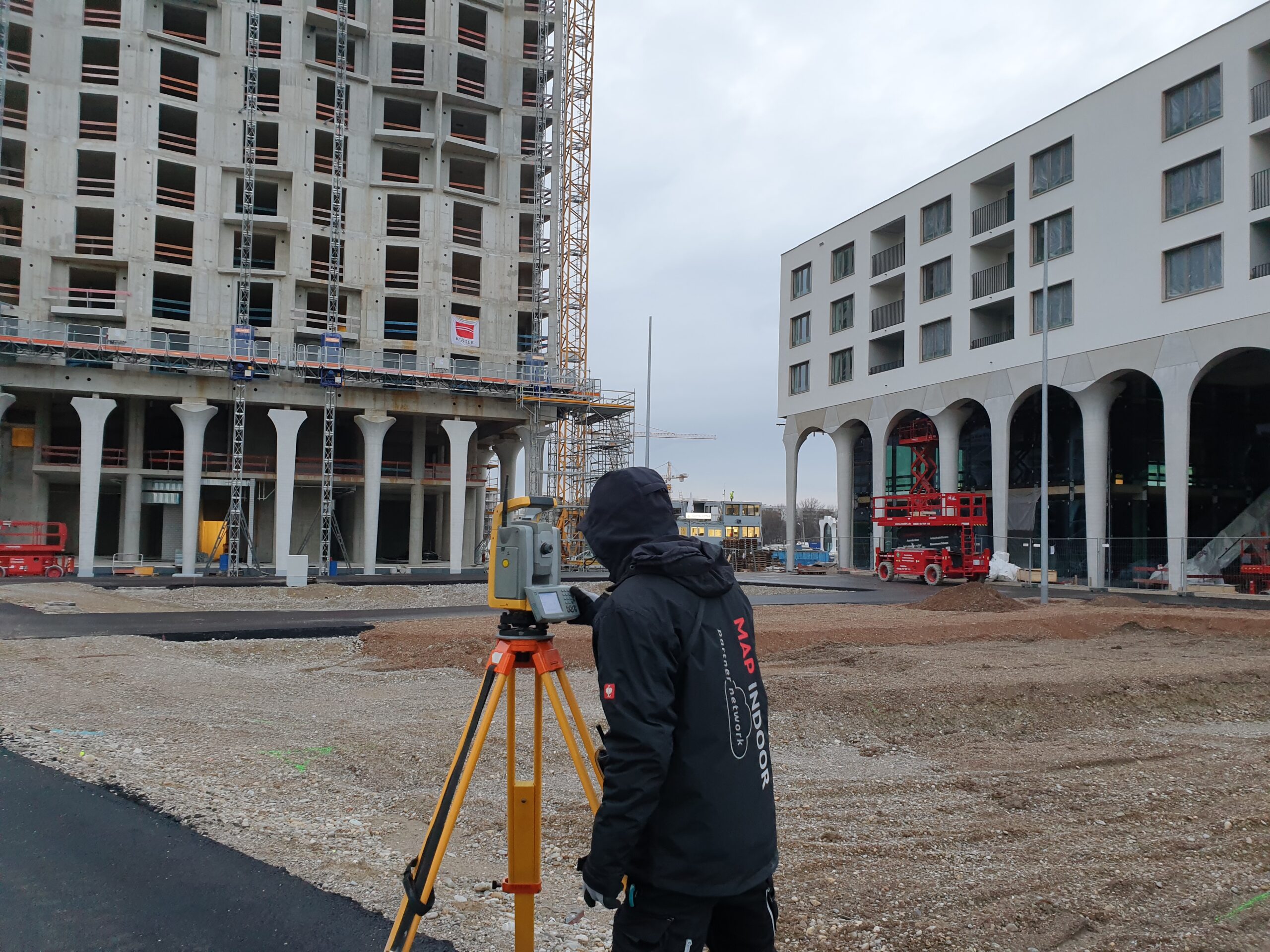 Präzise Vermessung – Der Schlüssel zur reibungslosen Fassadenmontage!